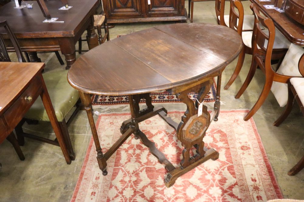 A 1930s oak gateleg table, width 72cm, height 75cm